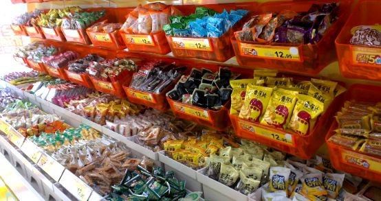 白酒概念與休閑食品龍頭股 食品銷售領域的雙輪驅(qū)動